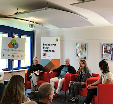 Haus der Begegnung Eröffnungsfeier Foto Diskussionsrunde